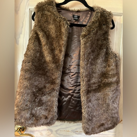 CARA New York Faux Fur Open Front Vest in Shades of Brown. One Size - Picture 1 of 6